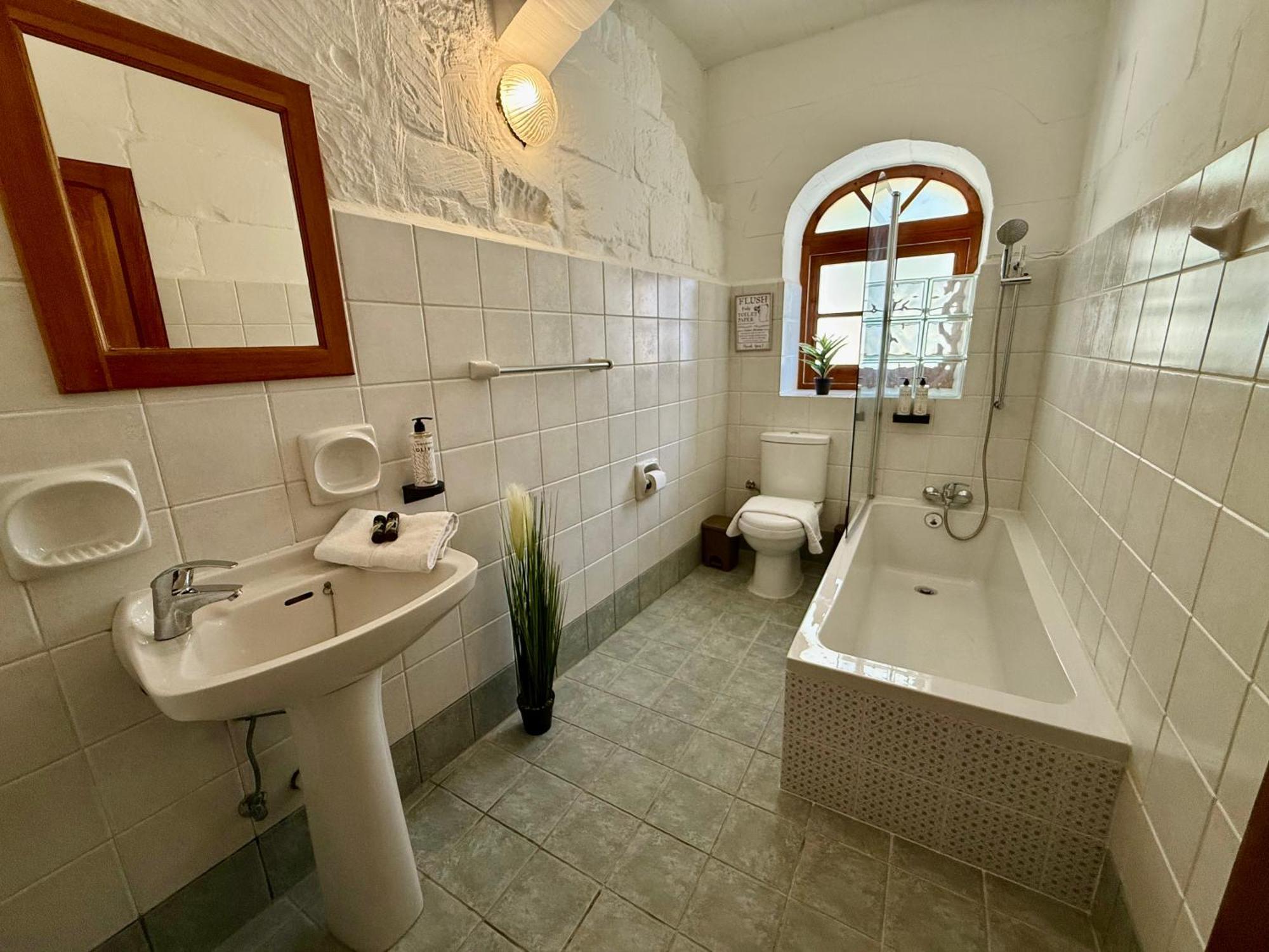 Ta' Matmura B&B Gharb  Luaran gambar